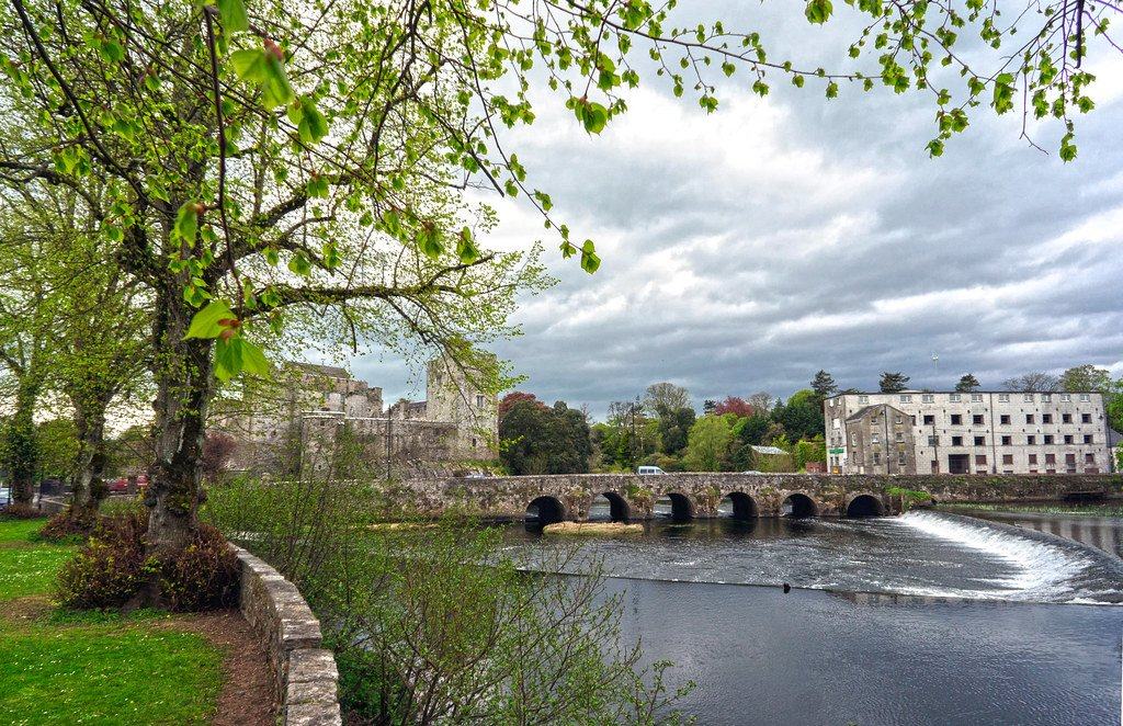 Blarney, Rock of Cashel & Cahir Castle Day Tour