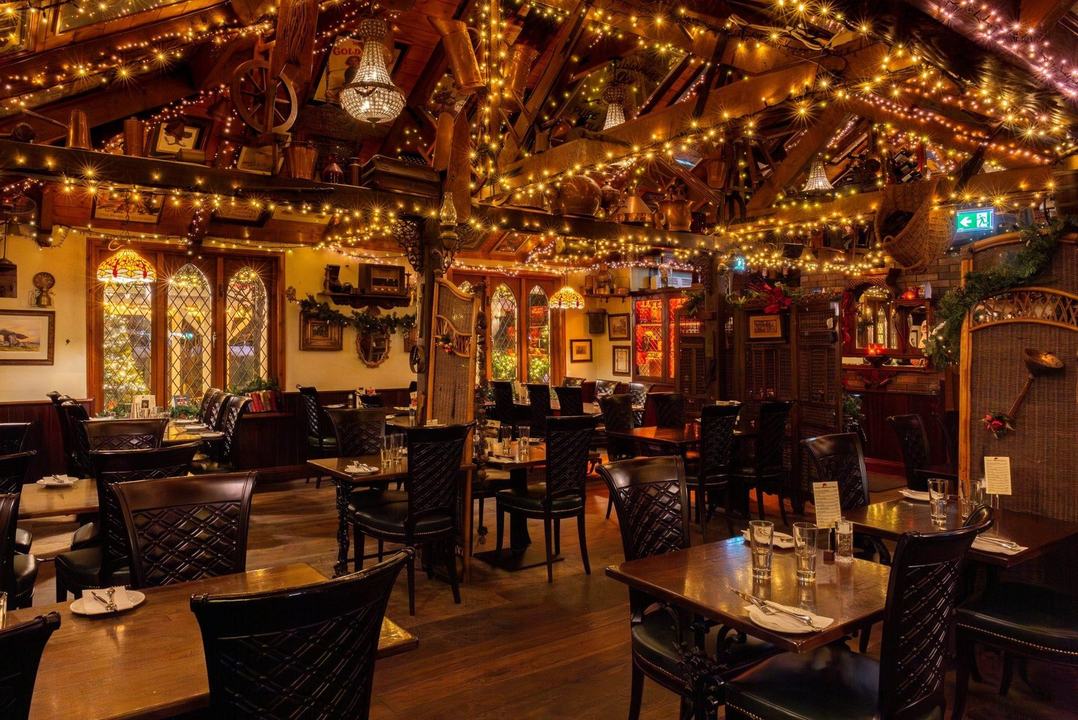 Oscar Wilde Christmas Dining Experience | 5-Course Dinner & Live Readings