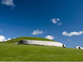 Brú na Bóinne Visitor Centre - Newgrange and Knowth
