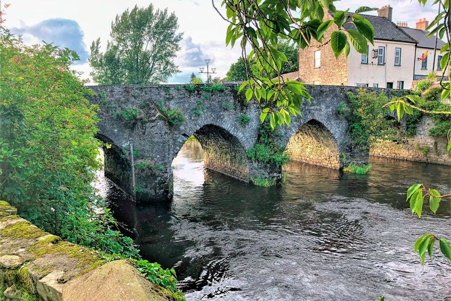 The Old Bridge, Trim