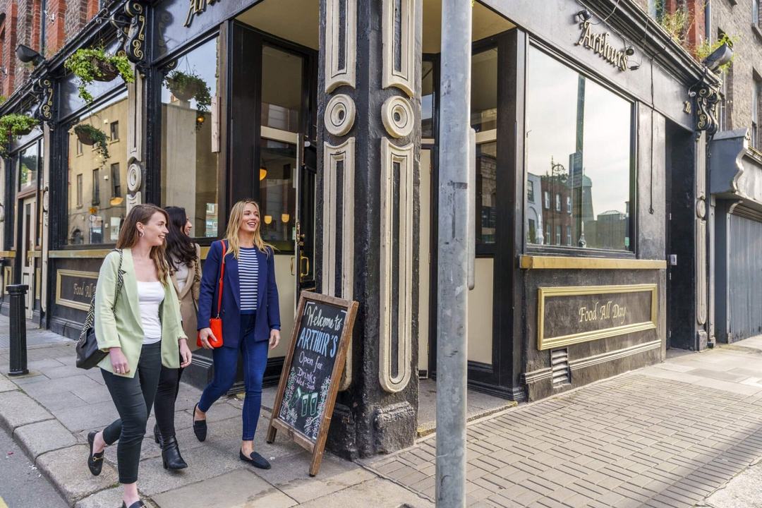 Yellow Umbrella - Dublin Distillery & Whiskey Tour